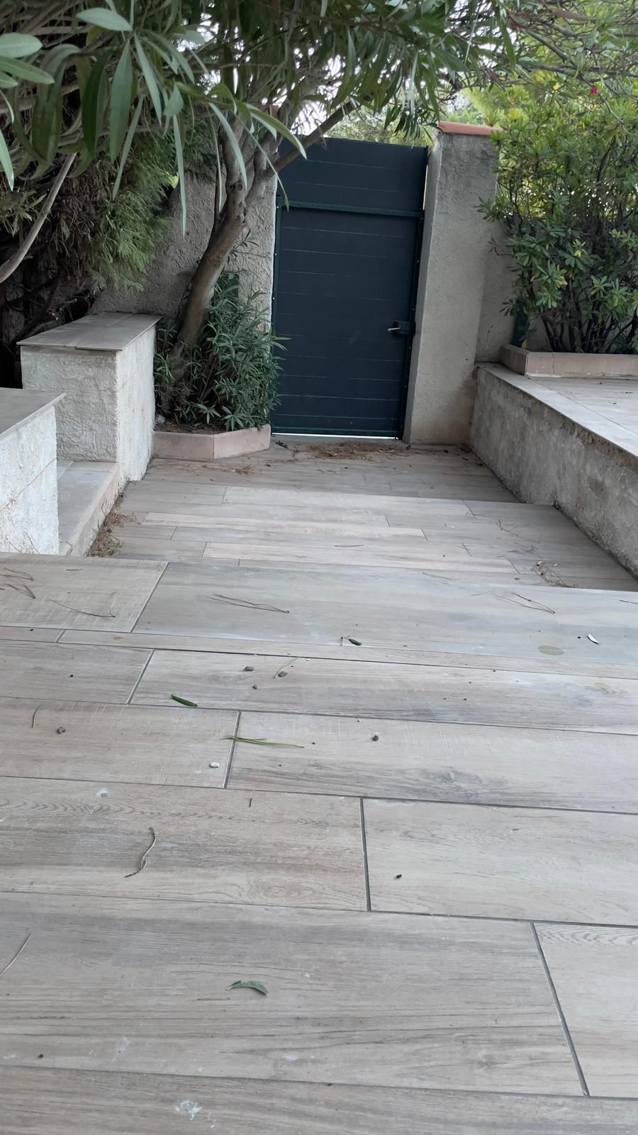 Terrasse carrelée bord de piscine à Arles — SANTIAGO CARRELAGE